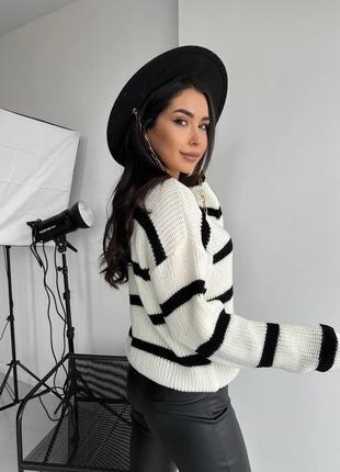 Полосатый теплый свитер молоко с черной полоской3 фото
