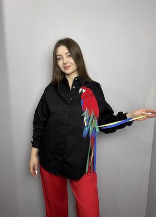 Рубашка женская черная оверсайз с 3d аппликацией попугай modna kazka mknk2091-12 фото