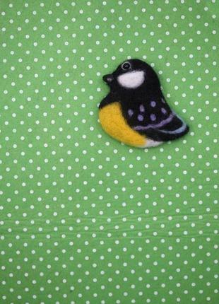 Брошь из шерсти синичка3 фото