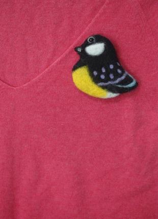 Брошь из шерсти синичка