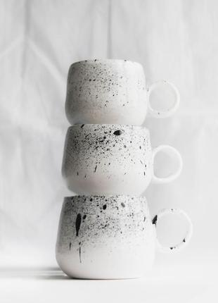 Белое горнятко с черными хляпками