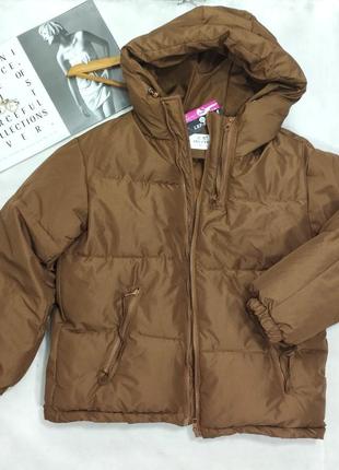 Демисезонная курточка бежевая коричневая с капюшоном дутик зефирка1 фото
