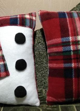 Новогодняя подушка "снеговик" в стиле абстракции2 фото