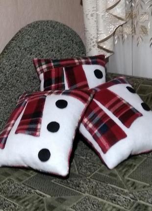 Новогодняя подушка "снеговик" в стиле абстракции7 фото