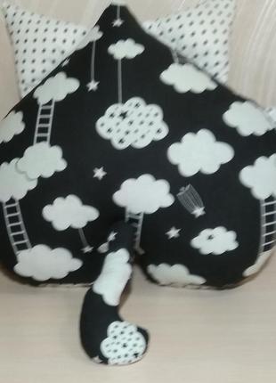Авторська подушка "кіт серцеїд" ручної роботи в чорно - білому кольорах.3 фото