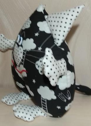 Авторська подушка "кіт серцеїд" ручної роботи в чорно - білому кольорах.5 фото