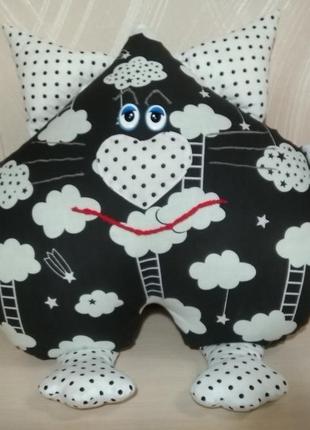Авторская подушка "кот сердцеед" ручной работы в черно - белом цветах.1 фото