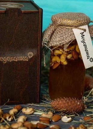 Мед пчелиный натуральный разнотравье и подсолнечник  с орехами (семейная бочка) 500 мл.1 фото