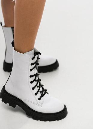 Белые женские демисезонные ботинки челси с черной вставкой.1 фото