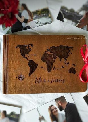 Фотоальбом из дерева с картой мира - подарок путешествиннику. деревянная карта мира на обложке