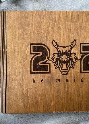 Фотоальбом с деревянной обложкой - символический новогодний подарок на новый год дракона 20243 фото