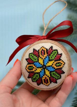 Ялинкова прикраса з ручною вишивкою