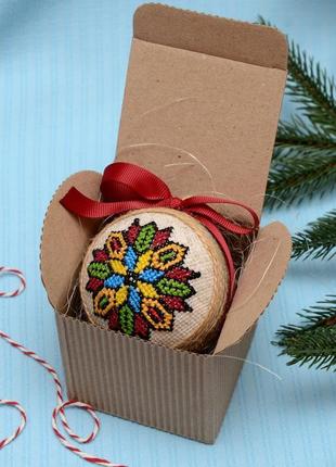 Ялинкова прикраса з ручною вишивкою