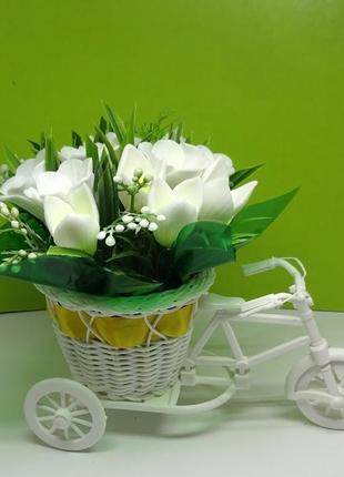 Кошик з пролісками на велосипеді.