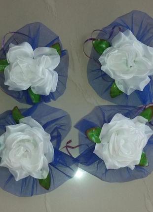 Цветы на ручки свадебного авто (белая роза+синий фатин) 4 шт.