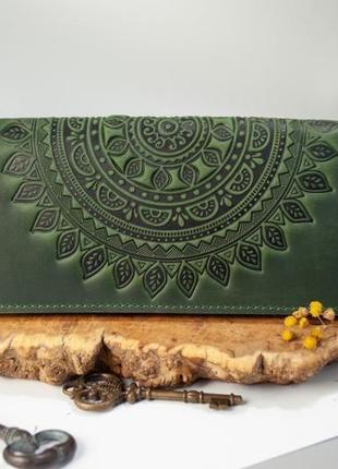 Зручний довгий шкіряний гаманець жіночий з орнаментом тиснення зелений
