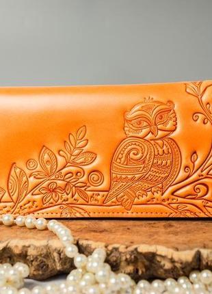 Зручний довгий шкіряний гаманець жіночий з орнаментом тиснення помаранчевий1 фото