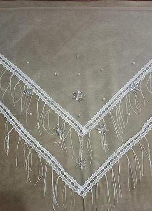 Біла весільна хустка з мереживним кантом, бахромою та ручною вишивкою камінцями6 фото