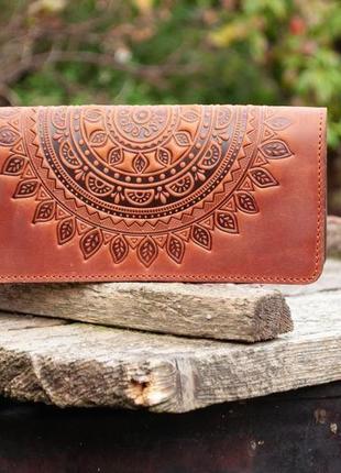 Зручний довгий шкіряний гаманець жіночий з орнаментом тиснення рижий