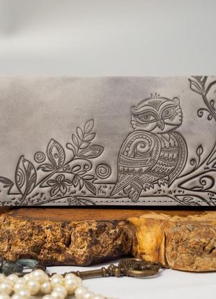 Зручний довгий шкіряний гаманець жіночий з орнаментом тиснення сірий