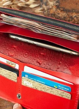Зручний довгий шкіряний гаманець жіночий з орнаментом тиснення червоний5 фото