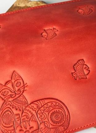 Зручний довгий шкіряний гаманець жіночий з орнаментом тиснення червоний3 фото