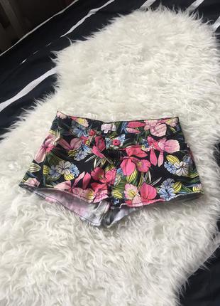 Стильні короткі шорти