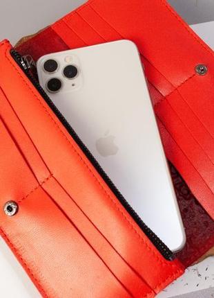 Зручний довгий шкіряний гаманець жіночий з орнаментом тиснення червоний3 фото