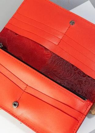 Зручний довгий шкіряний гаманець жіночий з орнаментом тиснення червоний4 фото
