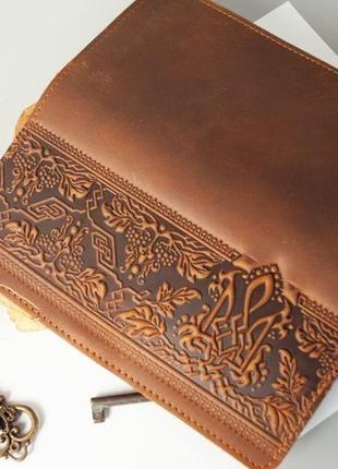 Зручний довгий шкіряний гаманець жіночий з орнаментом тиснення світло-коричневий4 фото