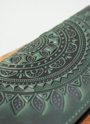 Удобный кожаный кошелек длинный женский с орнаментом тиснение темно-зеленый4 фото