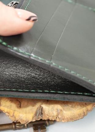 Удобный кожаный кошелек длинный женский с орнаментом тиснение темно-зеленый6 фото