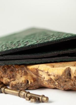 Зручний довгий шкіряний гаманець жіночий з орнаментом тиснення темно-зелений7 фото