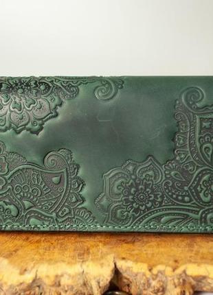 Зручний довгий шкіряний гаманець жіночий з орнаментом тиснення темно-зелений6 фото