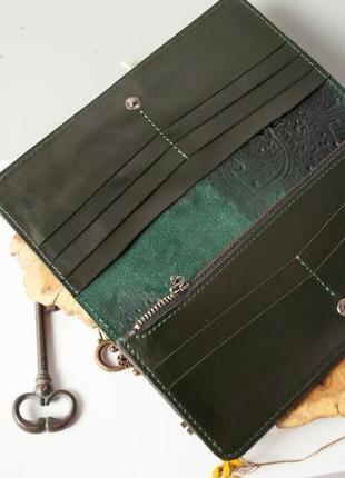 Зручний довгий шкіряний гаманець жіночий з орнаментом тиснення темно-зелений4 фото