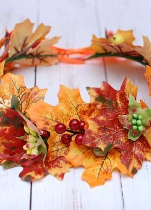 Яркий осенний венок веночек на голову из листьев и ягод4 фото