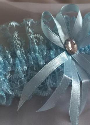 Голубая свадебная подвязка на ногу невесты2 фото
