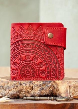 Красный кожаный кошелек на 10 отделов (имеет монетницу и прозрачный) с тиснением солнышко