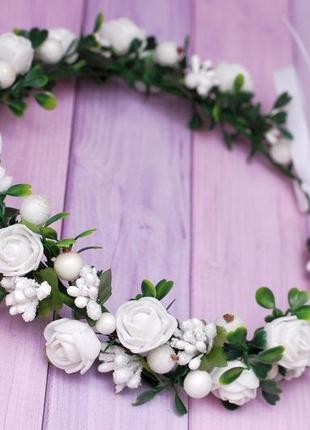 Белый венок веночек с цветами и зеленью