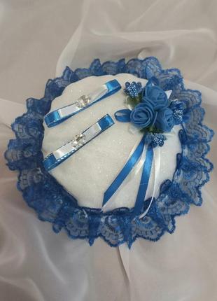 Синяя свадебная круглая подушка под кольца1 фото