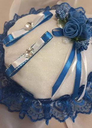 Синя весільна кругла подушка під кільця2 фото