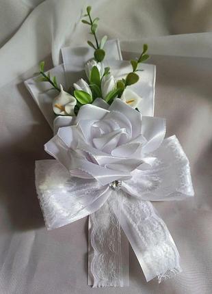Белая свадебная бутоньерка мод. "королевская"