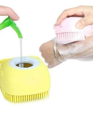 Силиконовая массажная мочалка с дозатором мыла или геля. силиконовая массажная щетка для ванны4 фото