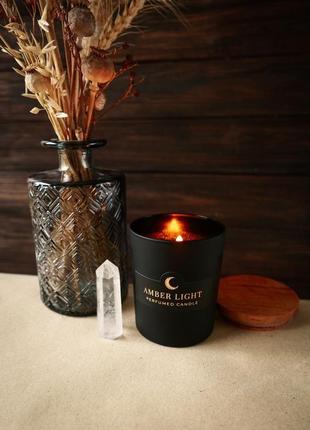 Парфумована свічка "amber light" у чорній скляній ємності з дерев'яною кришкою2 фото