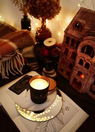 Парфумована свічка "amber light" у чорній скляній ємності з дерев'яною кришкою7 фото