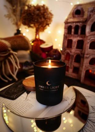 Парфумована свічка "amber light" у чорній скляній ємності з дерев'яною кришкою6 фото