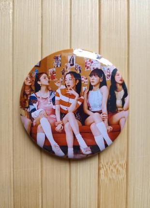 Значок ред велвет red velvet 5,6 см (6748)