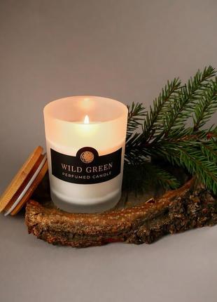 Парфумована свічка "wild green" у білій матовій склянці з дерев'яною кришкою4 фото
