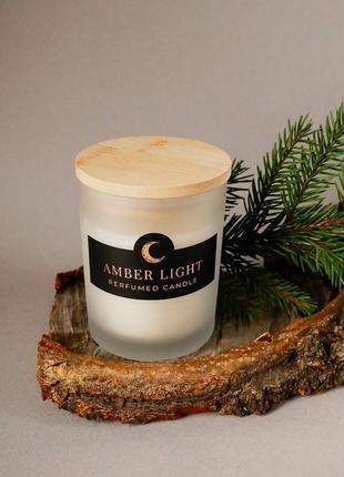 Парфумована свічка "amber light" у білій матовій склянці з дерев'яною кришкою