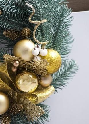 Новогодне-рождественский веночек в золотистом цвете2 фото